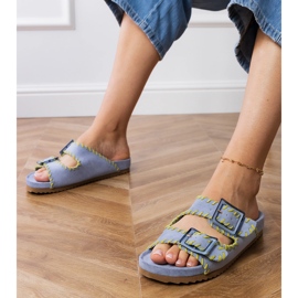 Blå flip flops med klämmor och broderier på ränder 1