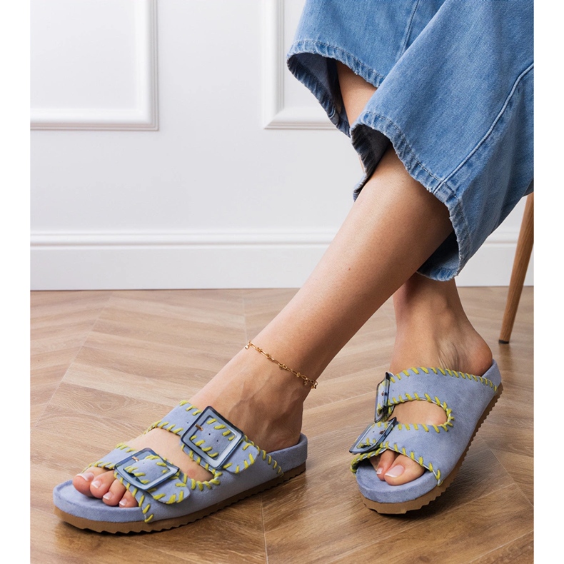 Blå flip flops med klämmor och broderier på ränder 2