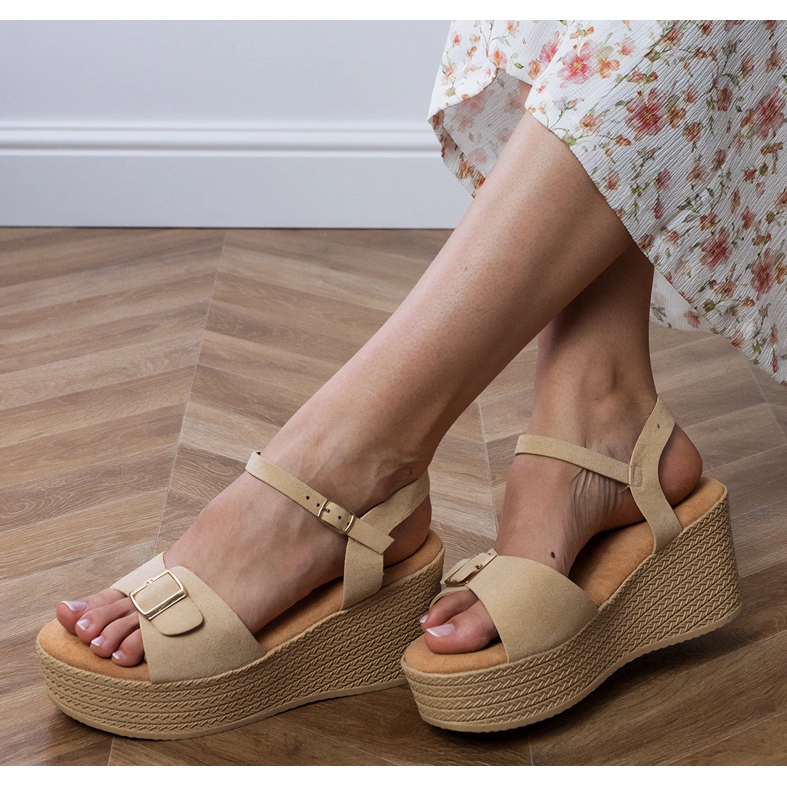 Bruna kvinnosandaler med ett dekorativt spänne 2