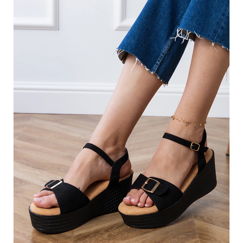 Svarta kvinnosandaler med ett dekorativt spänne 2