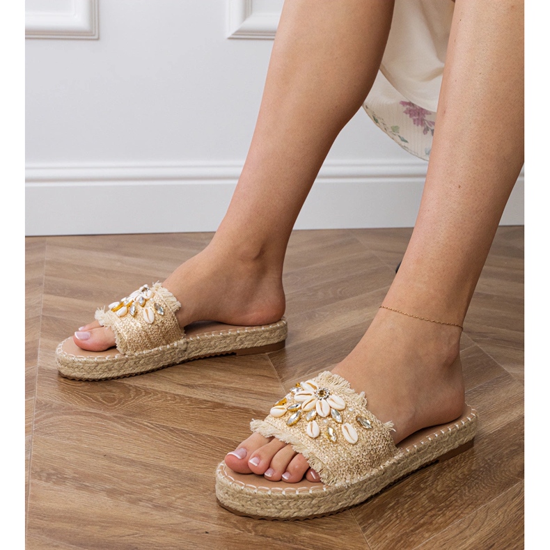 Espadrilles gyllene flip flops med skal 1