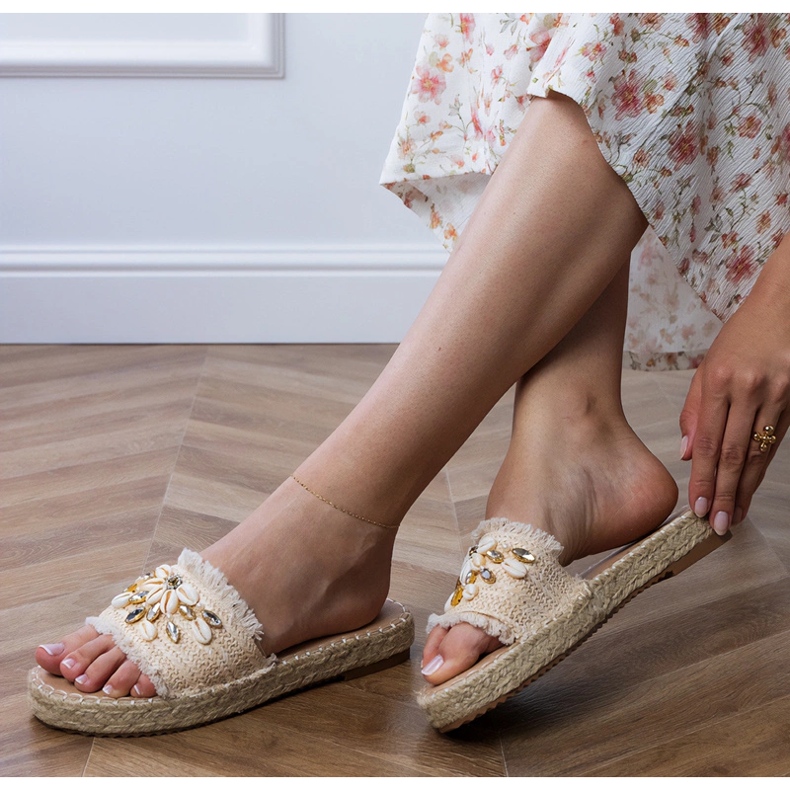 Beige espadrilles med skal 1