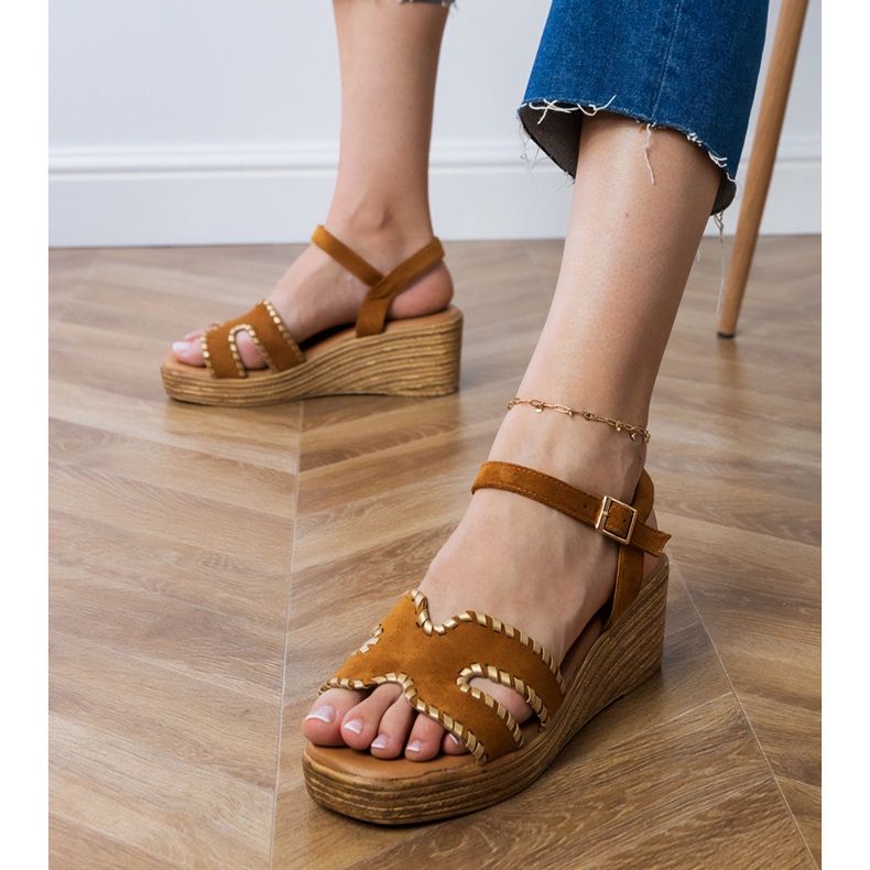 Bruna sandaler med broderi på kanterna 2