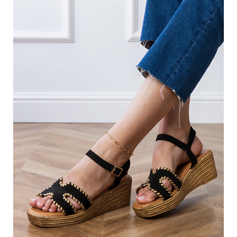 Svarta sandaler med broderier på kanterna 2