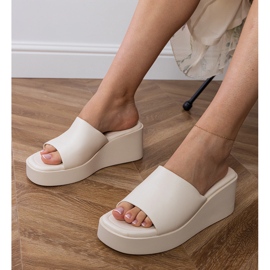 Vita klassiska flip flops på plattformen 4