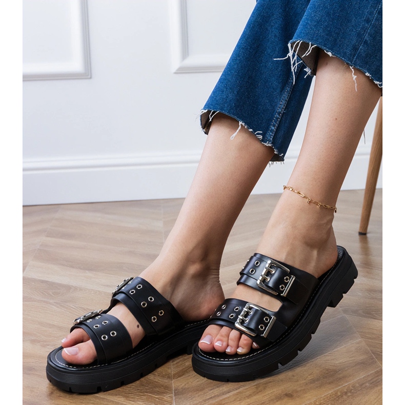 Svarta platt flip flops med klämmor på ränder 2