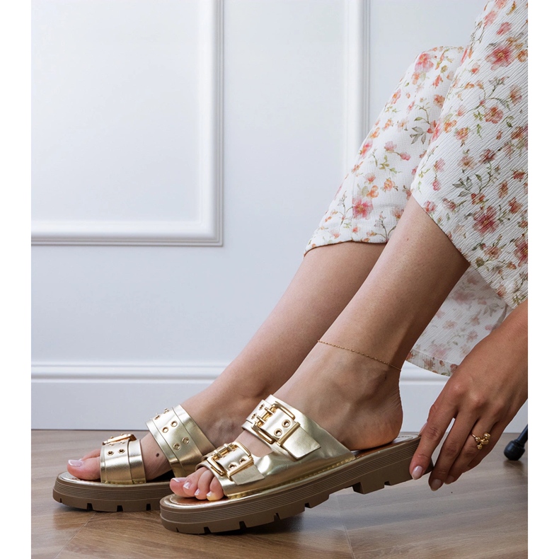 Gyllene platt flip flops med klämmor på ränder 2