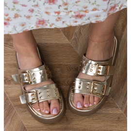 Gyllene platt flip flops med klämmor på ränder 7