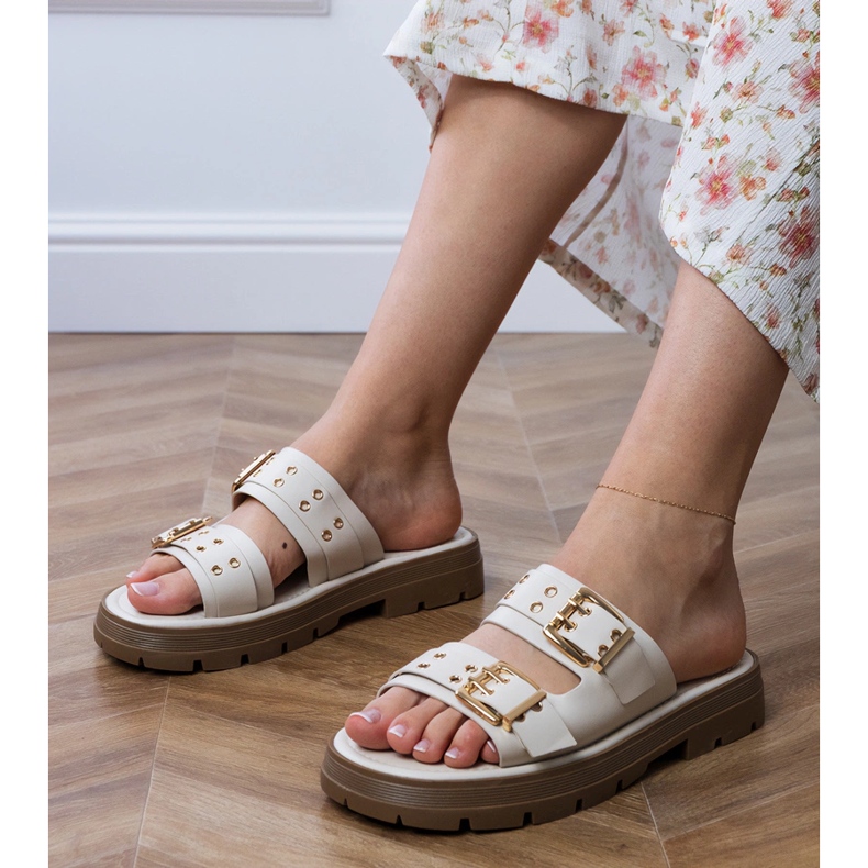 Beige platta klaffar med klämmor på ränderna 1