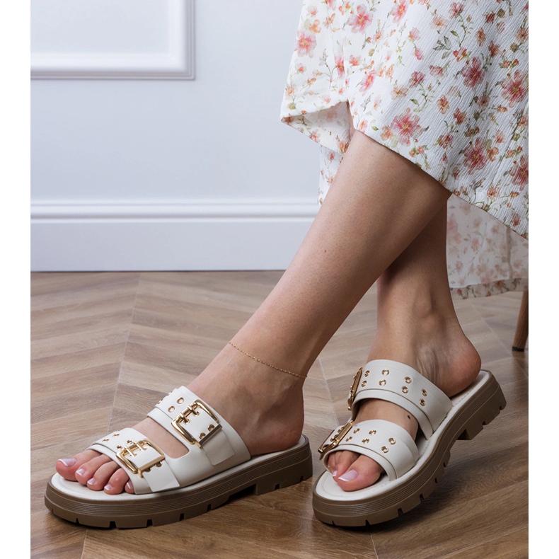 Beige platta klaffar med klämmor på ränderna 2