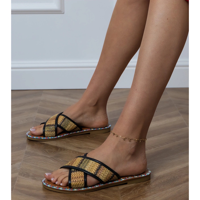 Svarta platt flip flops med färgglada broderier på kanterna 1