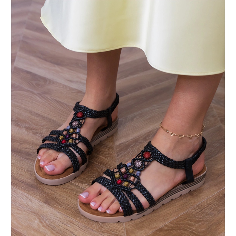 Svarta flätade sandaler dekorerade med pärlor 2