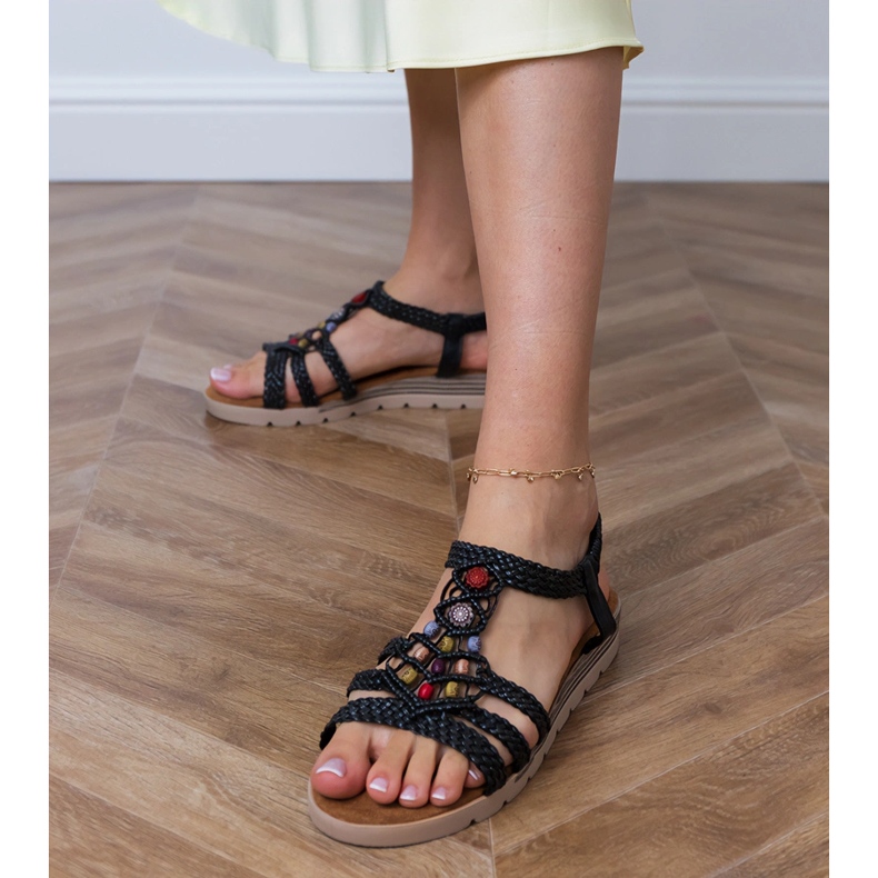 Svarta flätade sandaler dekorerade med pärlor 1
