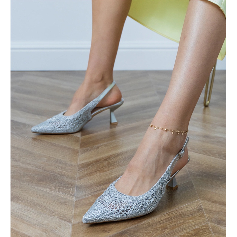 Silverpumpar flätade med en öppen häl 1