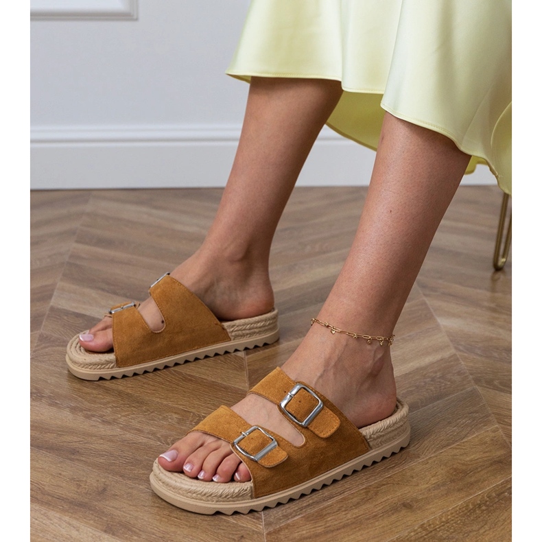 Brun platt flip flops med ränder klämmor 1