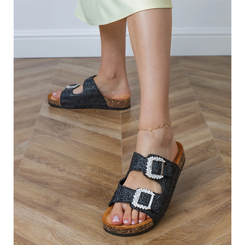 Svarta flip flops på korksulan med zirkoner på spännen 1