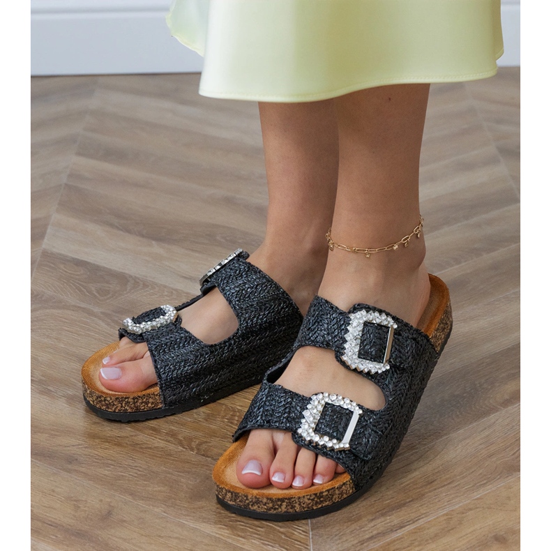 Svarta flip flops på korksulan med zirkoner på spännen 2