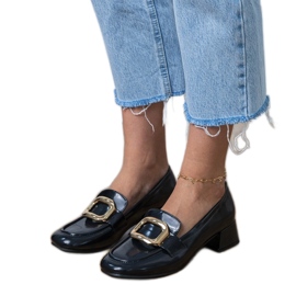 Svarta kvinnors låghöjda skor med en gyllene dekoration 1