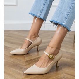 Beige klassiska pumpar med ett dekorativt spänne 1