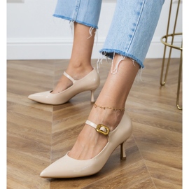 Beige klassiska pumpar med ett dekorativt spänne 2