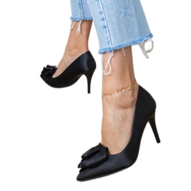 Svarta satinpumpar med en blomma 1