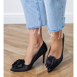 Svarta satinpumpar med en blomma 2