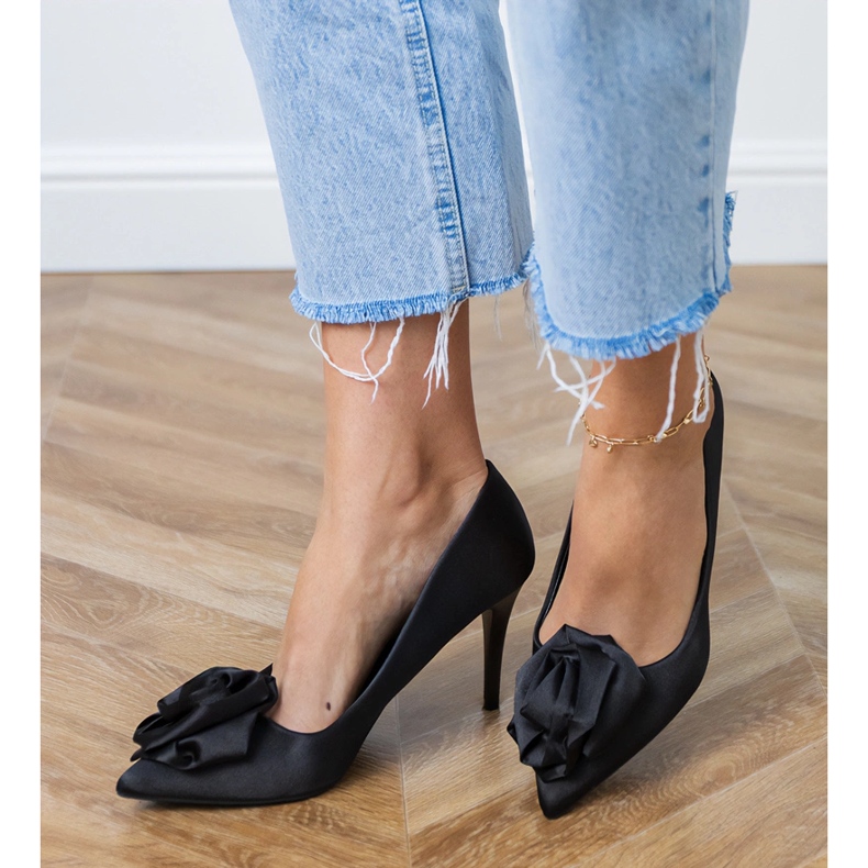 Svarta satinpumpar med en blomma 2