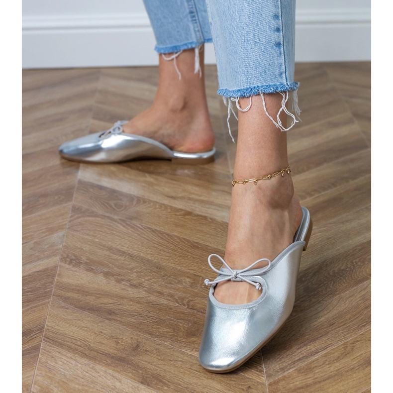 Silver flip -flops byggd på en platt sula silver- 1