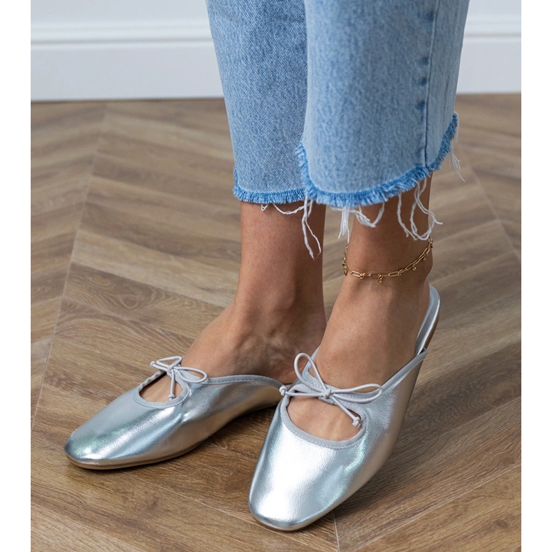 Silver flip -flops byggd på en platt sula 2