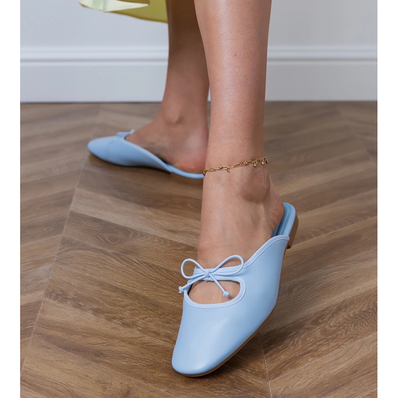 Blå flip -flops byggd på en platt sula 1