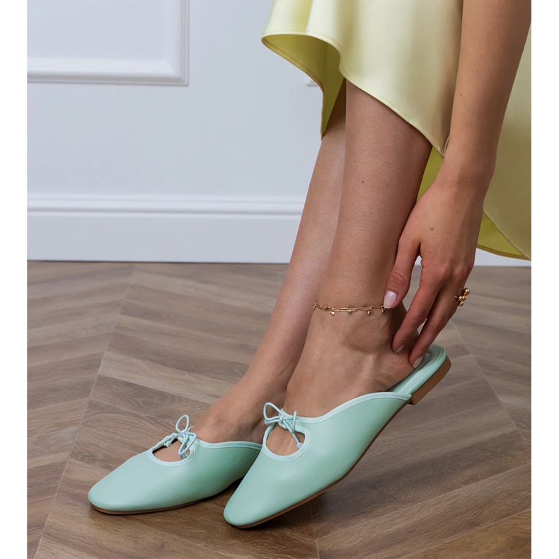 Grön flip -flops byggd på en platt sula 2