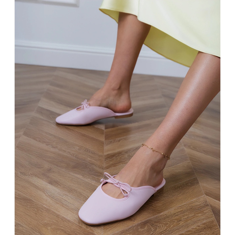 Rosa flip -flops byggd på en platt sula 1