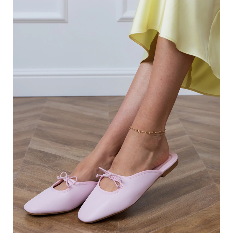 Rosa flip -flops byggd på en platt sula 2