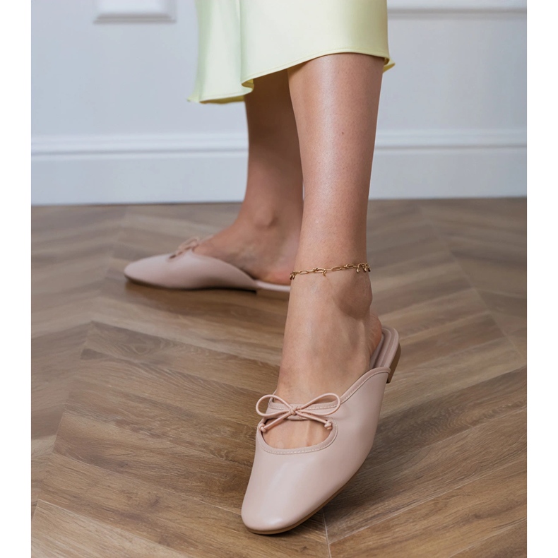 Beige flip -flops byggd på en platt sula 1