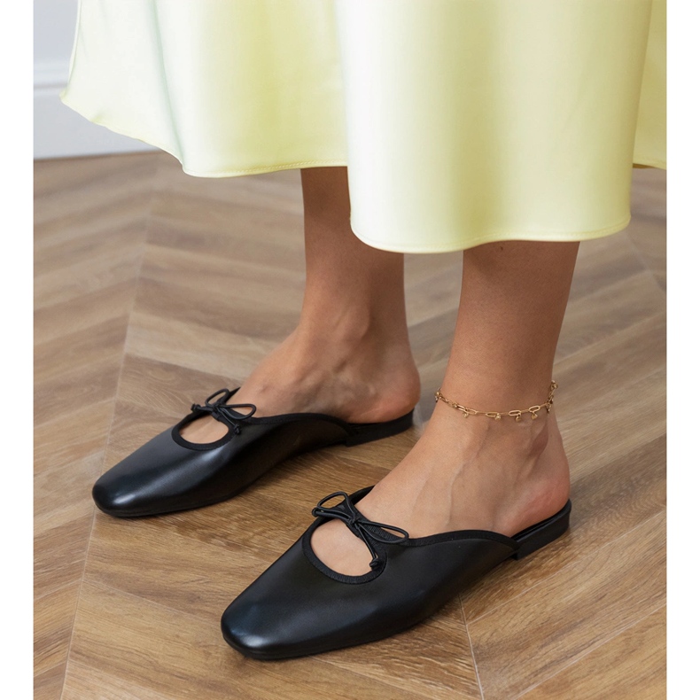 Svart flip -flops byggd på en platt sula 2