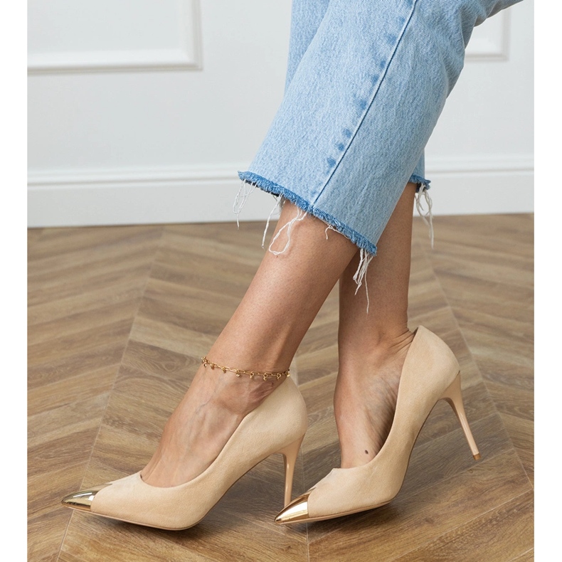 Beige ecosam pumpar med en metallisk tå 2