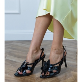 Svarta sandaler lackerade på en häl dekorerad med en blomma 2