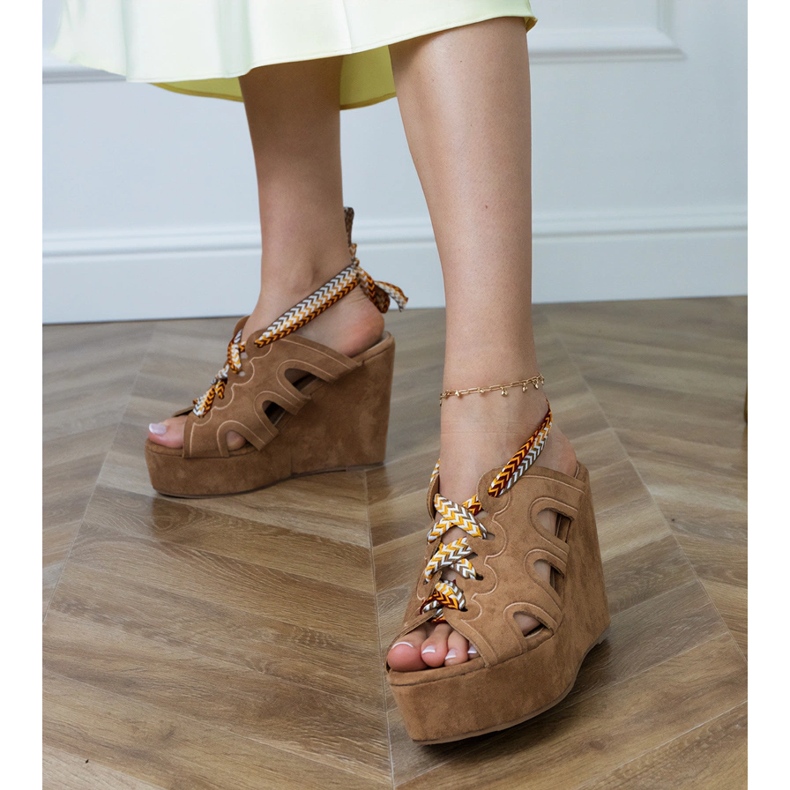 Bruna kilsandaler med dekorativ snörning 1