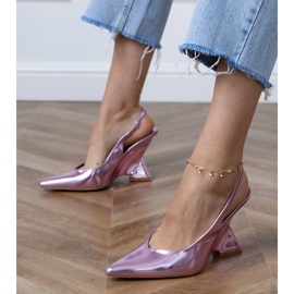 Lila sandaler på en geometrisk kil purpur 1