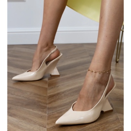 Beige sandaler på en geometrisk kil 1