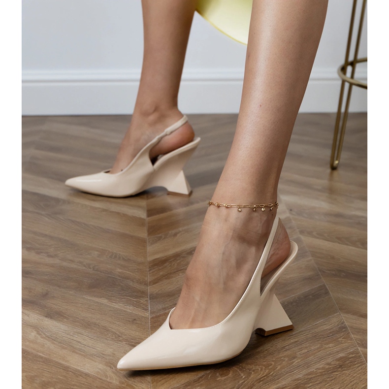 Beige sandaler på en geometrisk kil 2