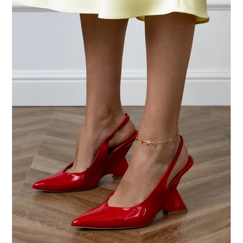 Röda sandaler på en geometrisk kil 1