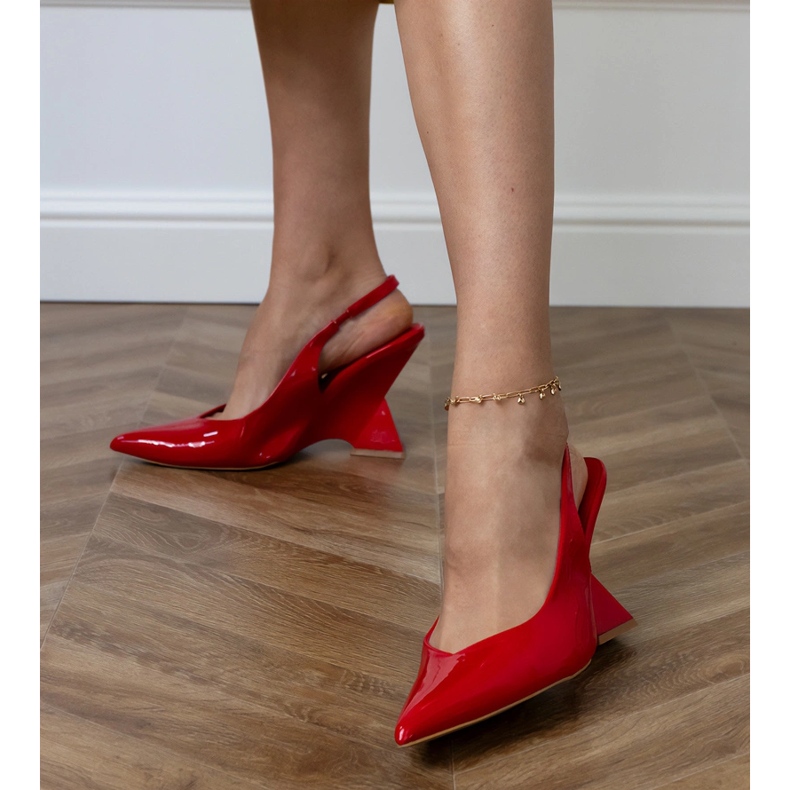 Röda sandaler på en geometrisk kil 2