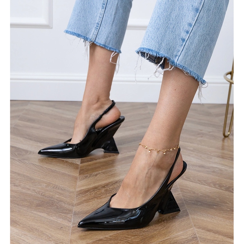 Svarta sandaler på en geometrisk kil 1