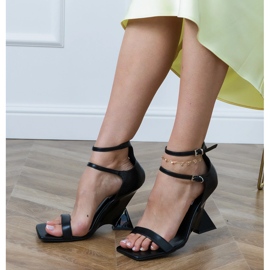 Svarta sandaler med ett bälte på en geometrisk kil 2