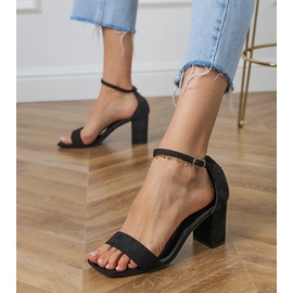 Svarta sandaler med ett bälte och en fyrkantig näsa på stolpen 2