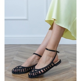 Svarta kvinnors platta sandaler byggda -up 2