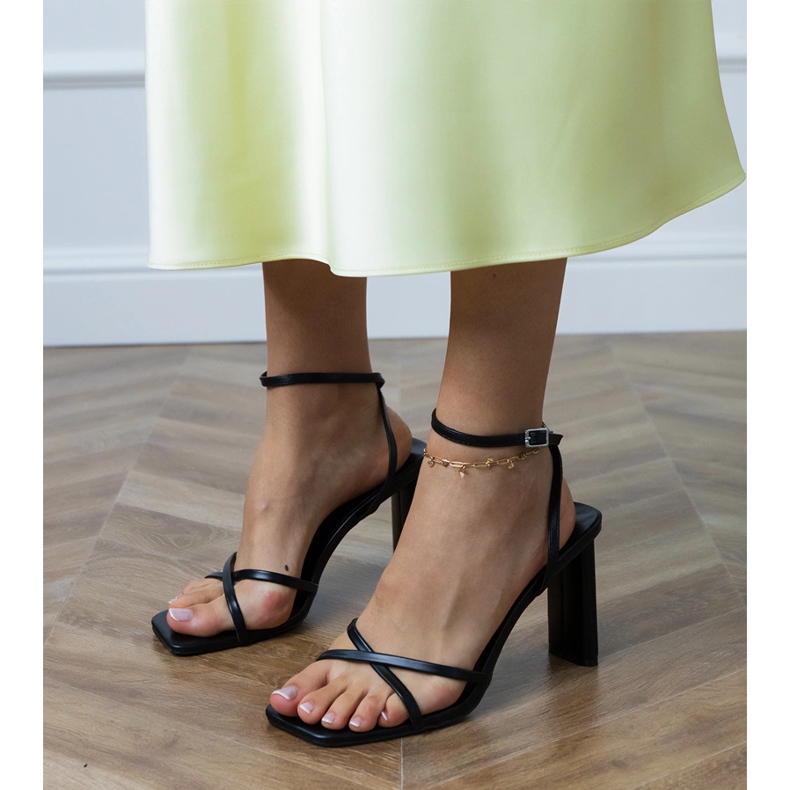 Svarta sandaler med ränder fästa med fotleden 2