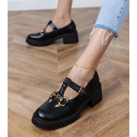 Svarta skor på en tjock sula med en gyllene dekoration 2