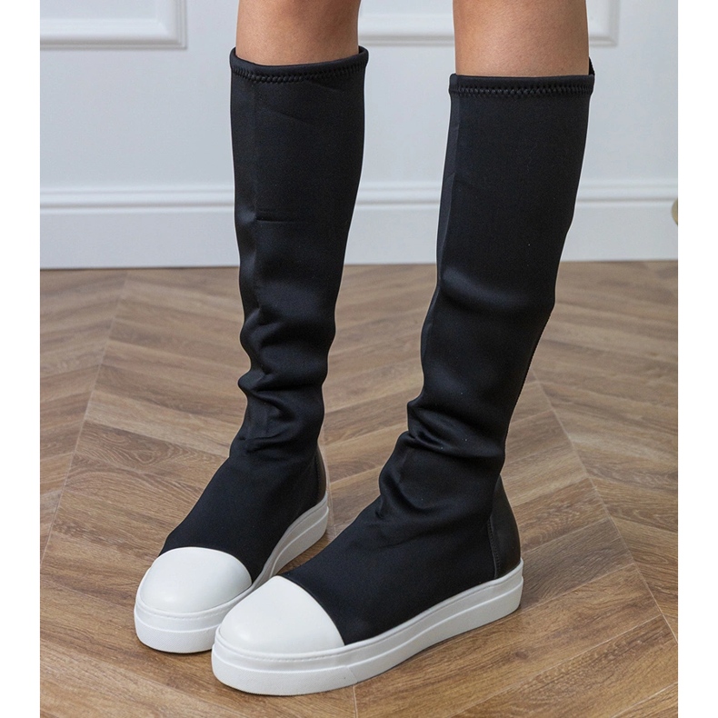 Svart material sportstövlar med en elastisk övre del 2